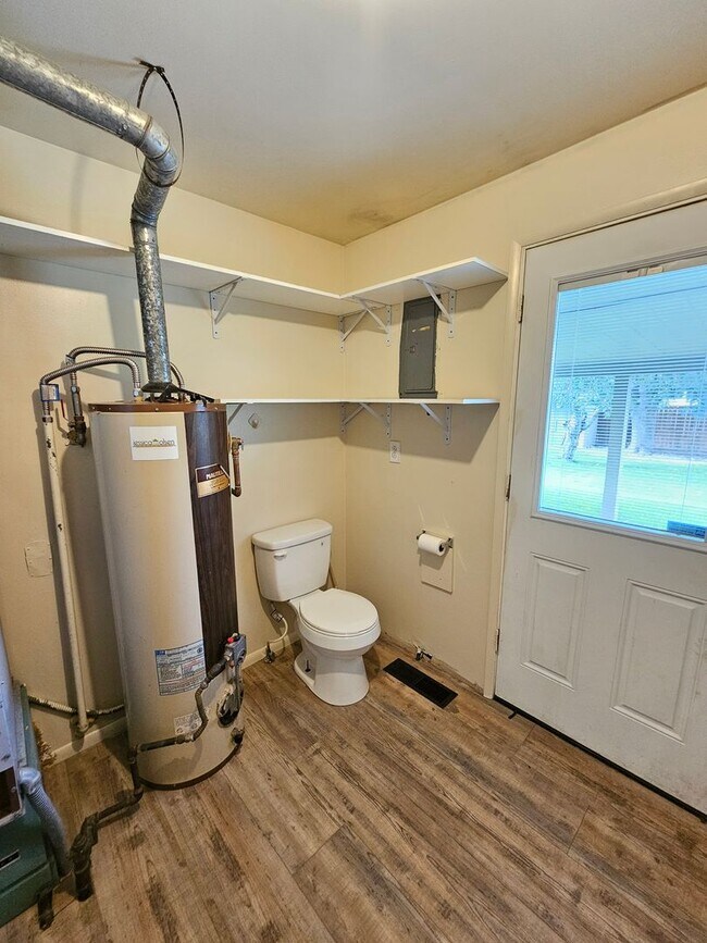 Building Photo - 3 Bedroom home in desirable neighborhood!