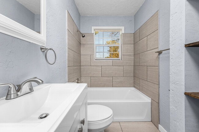 Building Photo - 910 SW 37th St