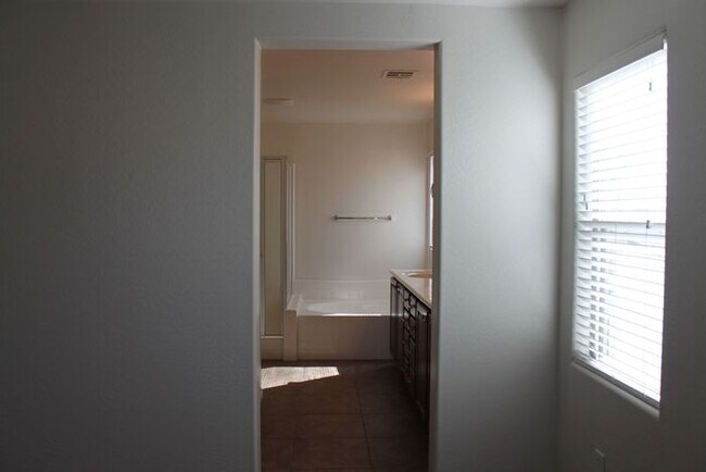 Building Photo - Beautiful 4 Bedroom in Lyons Gate!