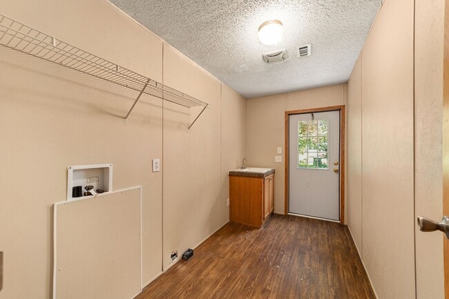Building Photo - Spacious 3BR/2BA Home  Available Now!