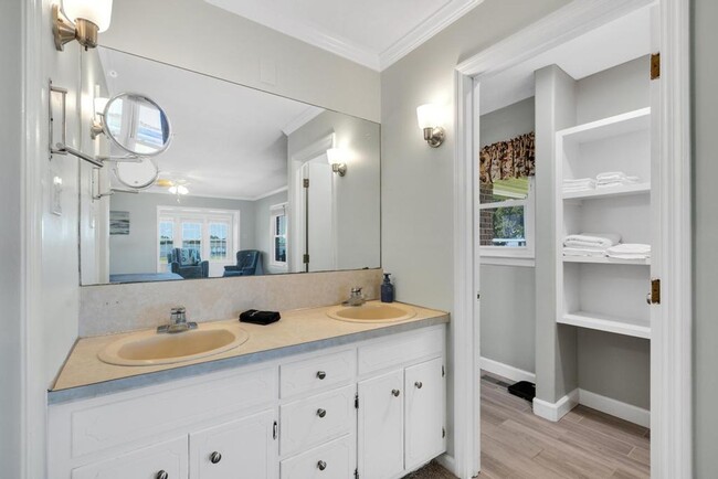 Building Photo - Fully Furnished Short Term Rental! Interco...