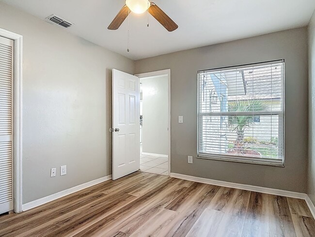 Building Photo - UPDATED 2 Bed, 2 Bath Home with Screened Lanai & Garage!