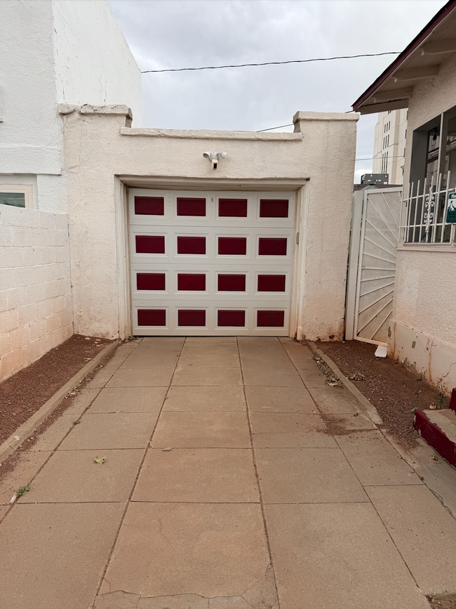 Building Photo - Downtown Property!