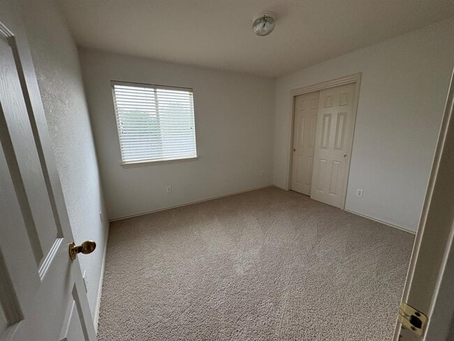 Building Photo - 813 Middle Brook Dr