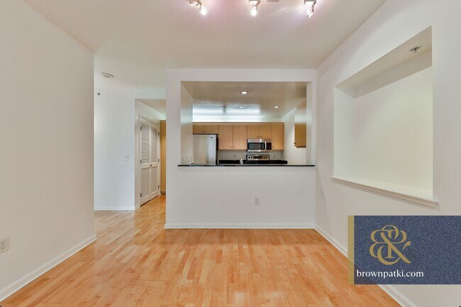 Building Photo - 140 S Van Ness Ave