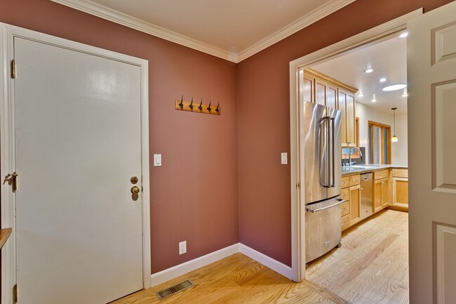 Building Photo - Excellent 3 Bedroom 2 Bath In A Great Neig...