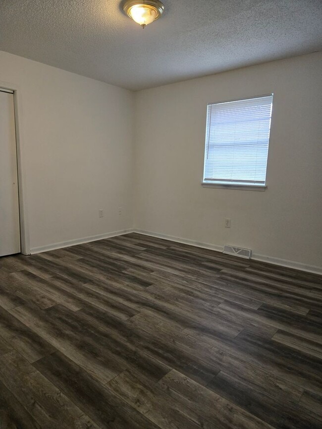 Building Photo - 3 BR/1.5 BA - Kansas City, KS