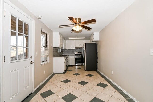 Building Photo - 1105 S Avery Dr