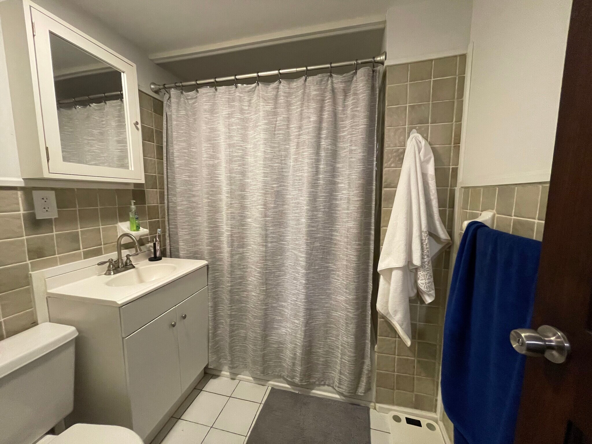 Building Photo - 682 Parker St