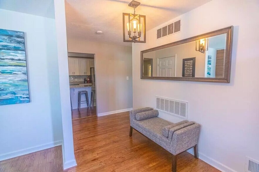 Building Photo - 614 Camellia St NE