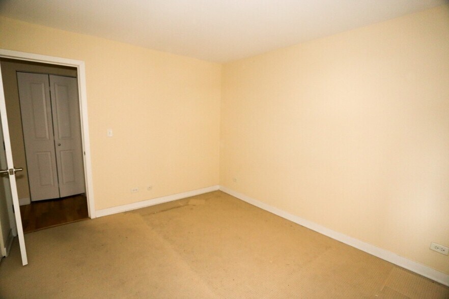 Building Photo - 630 W Wrightwood Ave