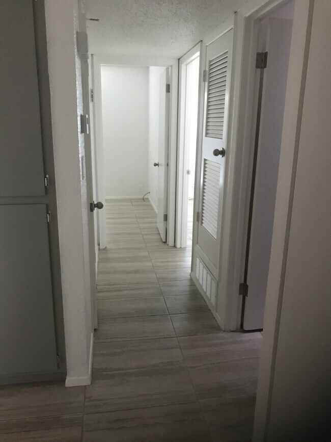 Building Photo - 10432 Seawood Dr