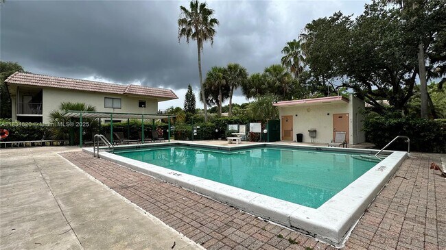 Building Photo - 413 Lakeview Dr