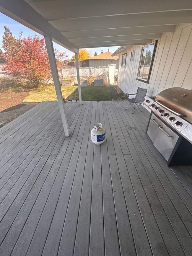 Building Photo - Charming Duplex in Desirable Neighborhood