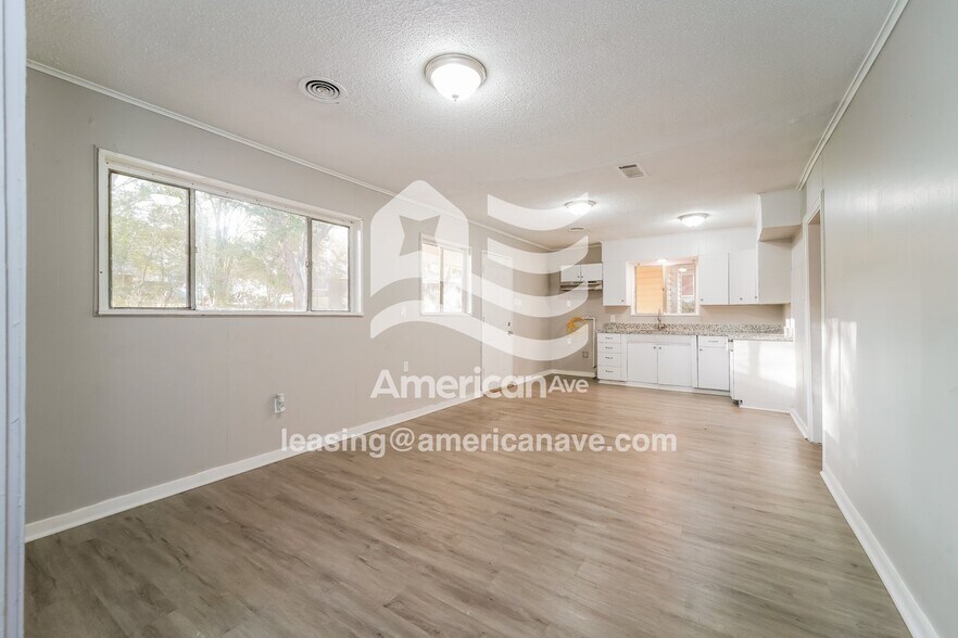 Building Photo - 2975 Lakewood Dr