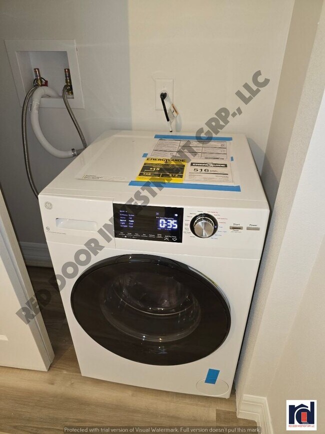 Building Photo - Renovated Spacious 2/2~w/All-in One Washer...