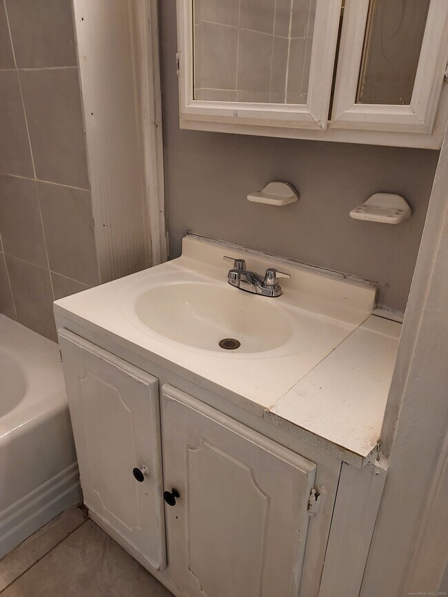 Building Photo - 339 Shelton Ave