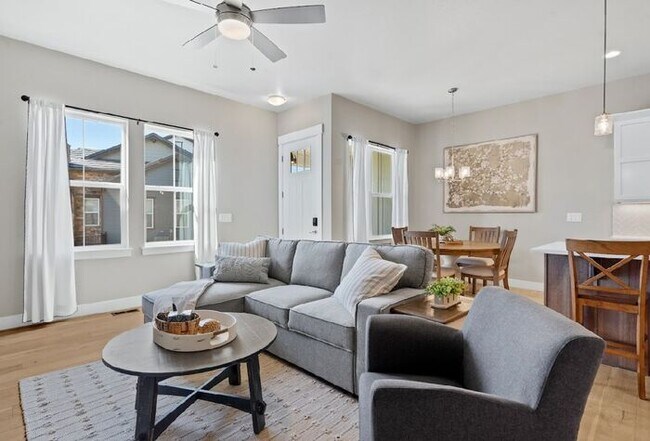 Building Photo - Gorgeous 3 bed/ 3.5 bath Condo At Heron La...