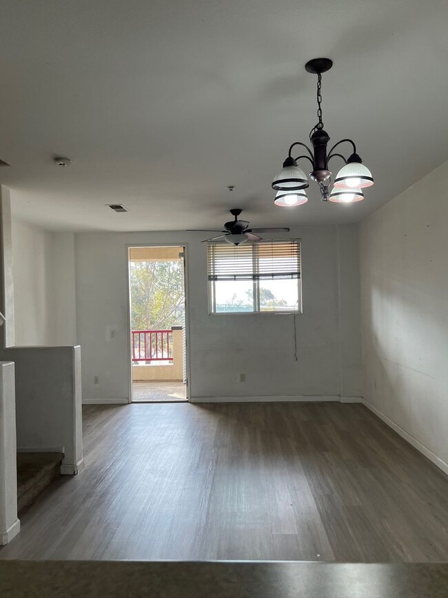 Building Photo - Spacious 3 Bedroom, 3 Bath Townhouse with ...