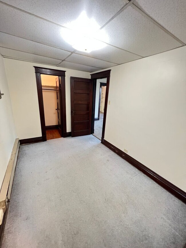 Building Photo - 1st Floor 1+ Bedroom Apartment! AVAILABLE MAY!