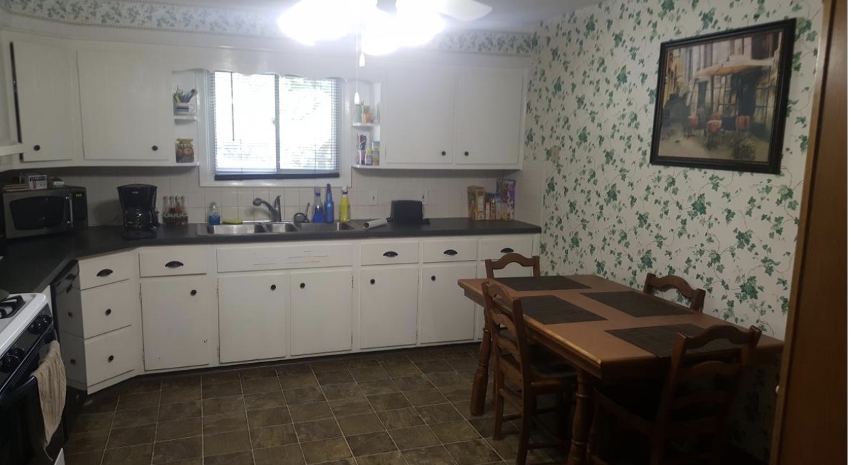 Huge eat in kitchen - 1110 N French Rd