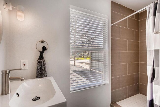 Building Photo - 1312 Cometa St