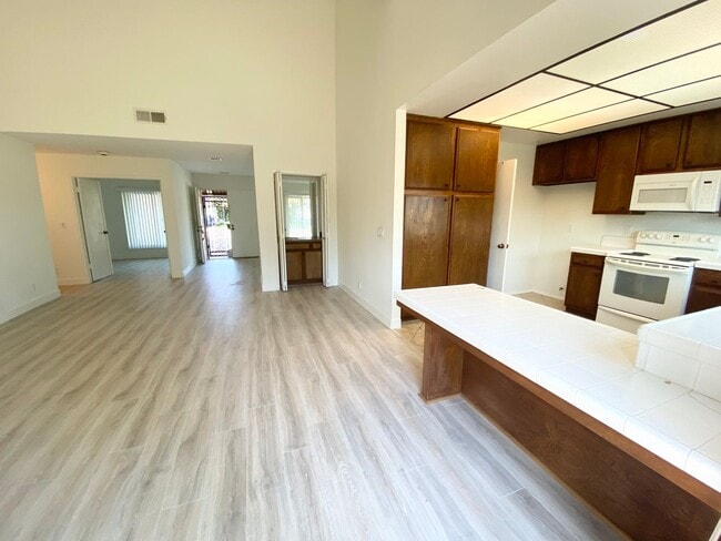 Building Photo - Amazing Pet friendly Anaheim home!