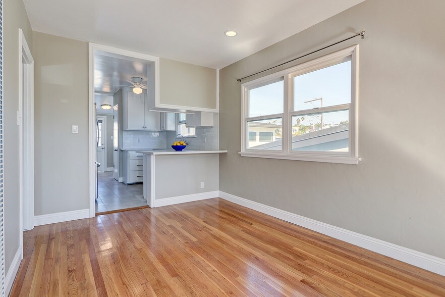 dining area facing kitchen - 423 28th St