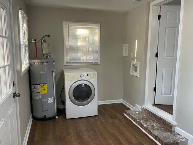 Building Photo - 2155 Goins Dr