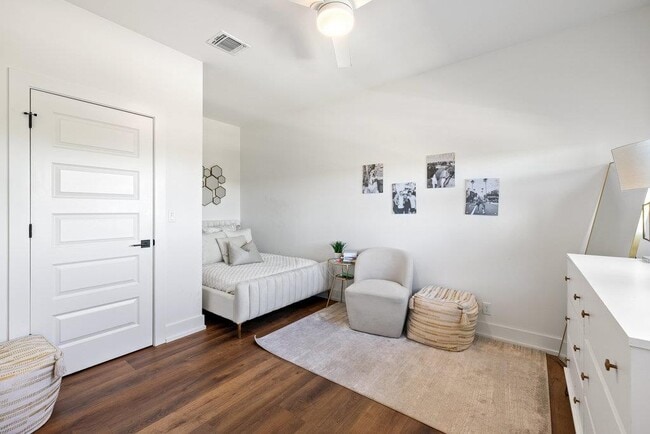 Building Photo - 223 Golden Bear Dr