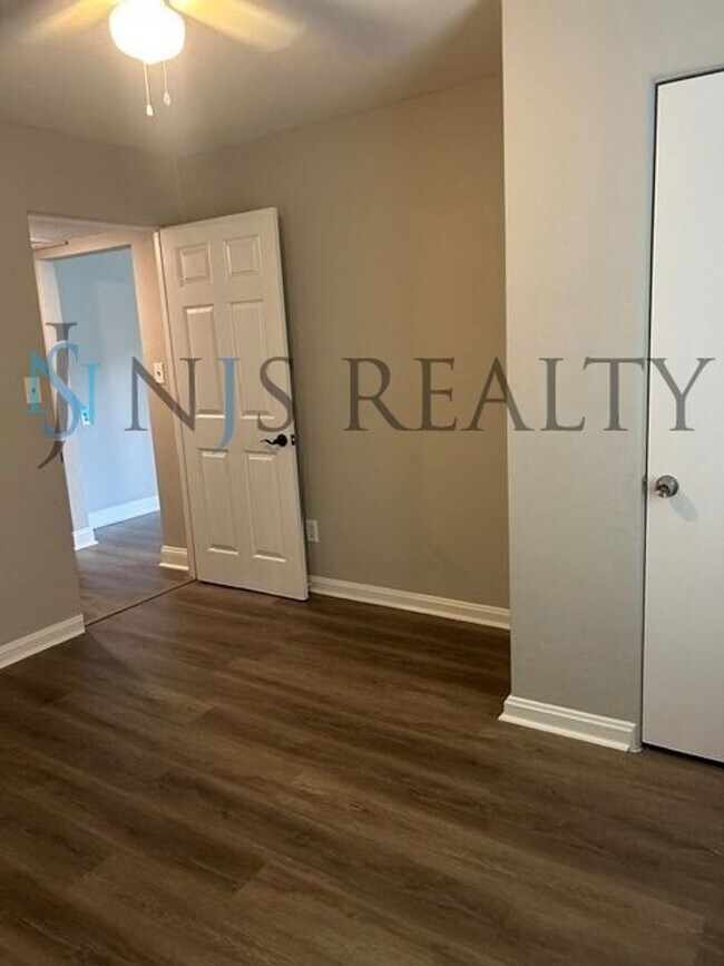Building Photo - JUST RENOVATED! 2/1, 1180sq ft, Fully Updated Kitchen~Bath ~floors. NEW Appliances & Paint... wit...