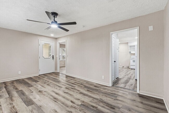 Building Photo - Move-In Ready 3 Bed with Modern Updates & Detached Garage