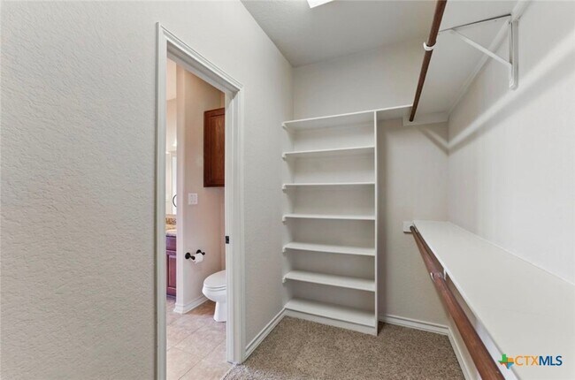 Building Photo - 976 Parkview Dr