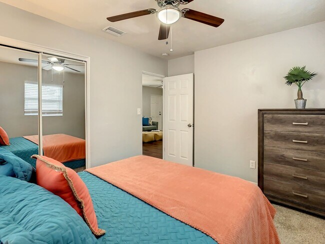 Building Photo - Available Today! Centrally Located St Pete House Furnished for Rent!
