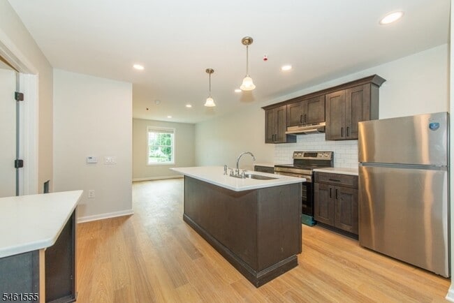 Building Photo - 39 Ledgewood Ave
