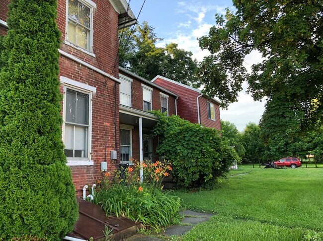 Primary Photo - 164 S River St