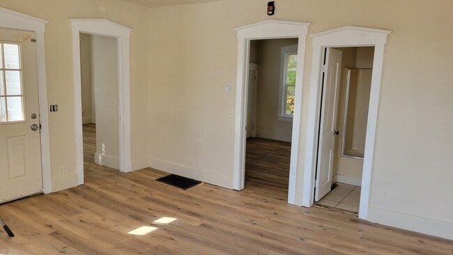 Building Photo - 613 Mulberry Ave