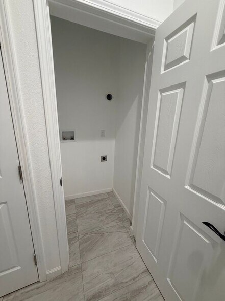 Building Photo - 4033 Linwood Pl