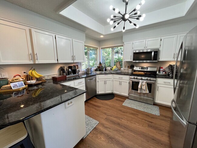 Building Photo - Beautiful 4Bd + 3Ba in Portland!! Offers Beautiful Outdoor Views and Great Gardening Backyards!!