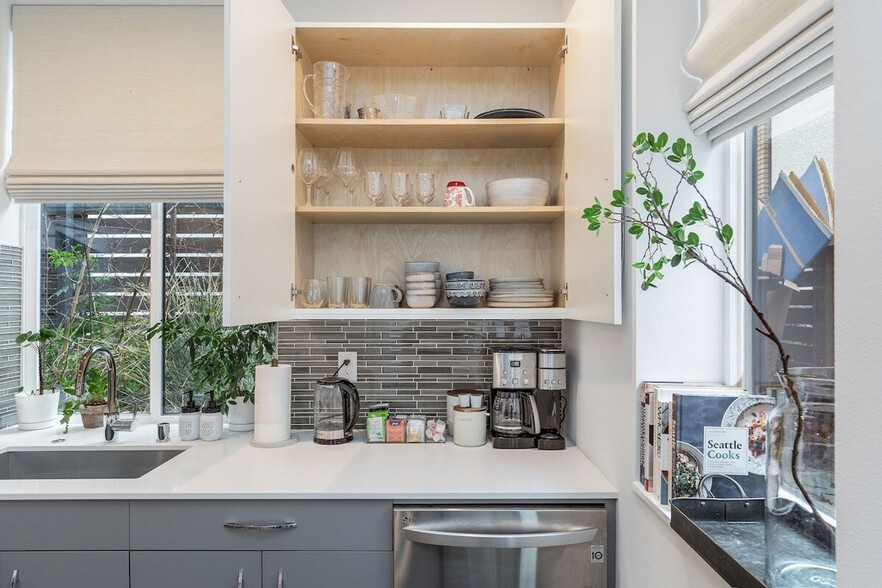 Building Photo - 762 Belmont Pl E