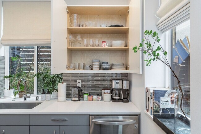 Building Photo - 1002 Boylston Ave E