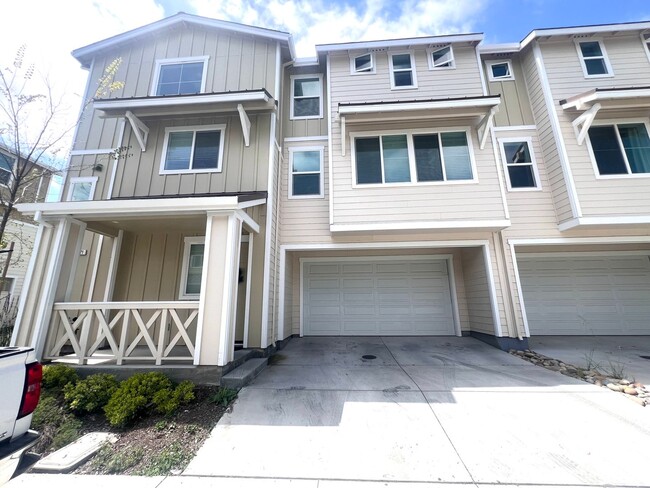 Building Photo - NEW PRICE! Beautiful 3 bedroom 2.5 home in...