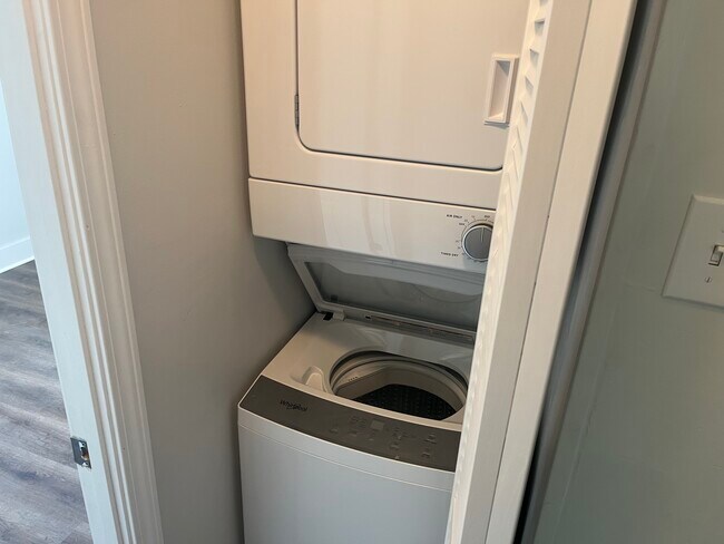 Building Photo - 557 S Church St