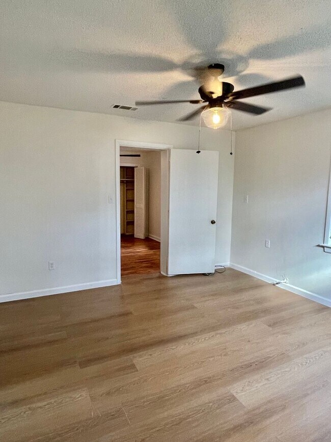 Building Photo - 2 Bed / 2 Bath with office space Home for Rent – Renovated Kitchen & Fenced Backyard
