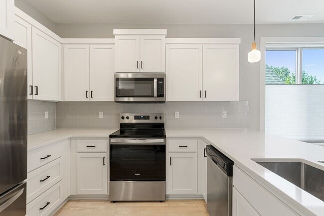 Building Photo - 4 bed, 4 bath Multi-Level Home in Pringle ...