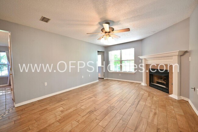 Building Photo - 933 Scenic Oak Ln