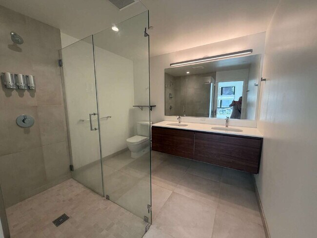 Building Photo - Luxurious Updated Condo in Dogpatch