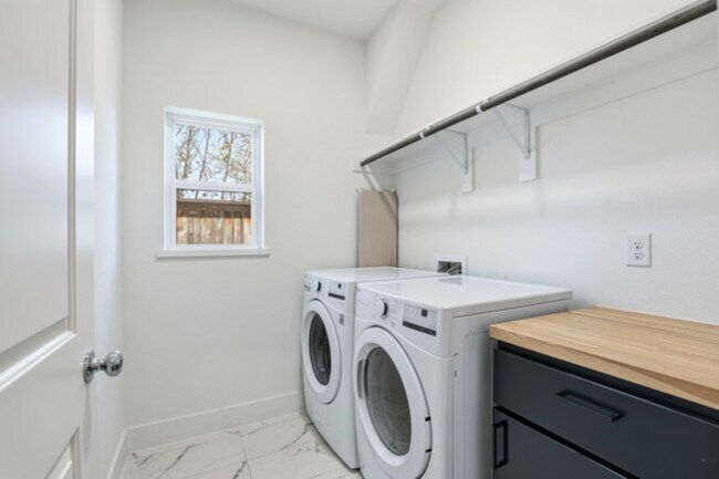 Building Photo - 2825 Townsend Dr