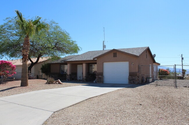 Primary Photo - 3 Bed 1 Bath Home w/ 1 Car Garage and Larg...