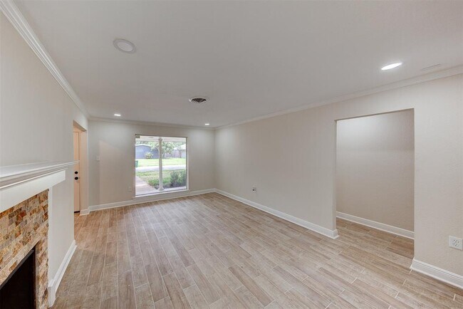 Building Photo - 8826 Robindell Dr